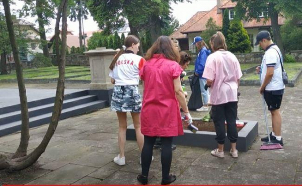 Польская молодёжь провела субботник на советском воинском кладбище в Жешуве
