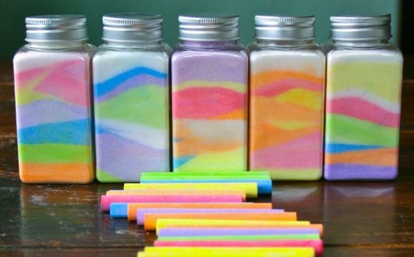 Попробуем изготовить оригинальный разноцветный песок из манки
