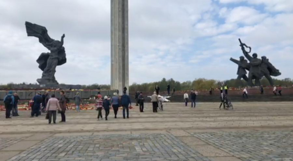 9 мая в Риге: что происходило у памятника Освободителям (+ФОТО, ВИДЕО)