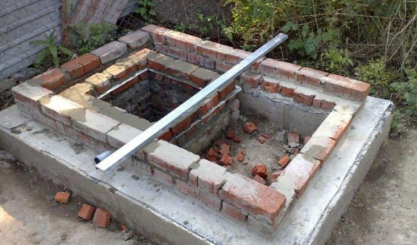 Как построить туалет на даче своими руками, из дерева и кирпича