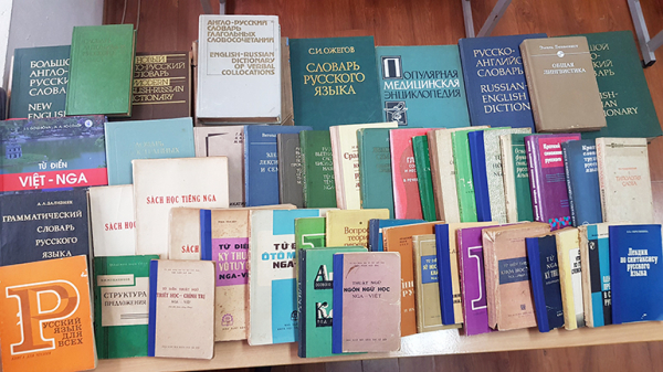 Библиотека в Ханое получила в дар от вьетнамского русиста литературу по русскому языку