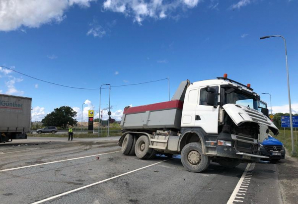 ФОТО: на Таллиннской окружной дороге столкнулись два грузовика
