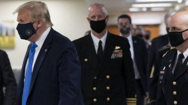 Трамп впервые надел маску на публике