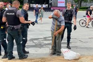 Инцидент на искусственном пляже в столице Литвы: вылили фекалии, стоит невыносимый смрад