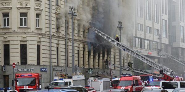 Движение на Старопименовском переулке ограничено из-за пожара в доме на Тверской