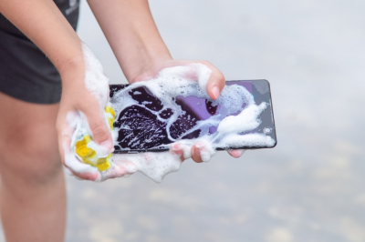 Как и чем правильно чистить смартфон от микробов? Средства и лайфхаки