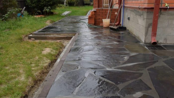 Чем покрыть бетонную отмостку вокруг дома: его защита и украшение |  Baltija.eu