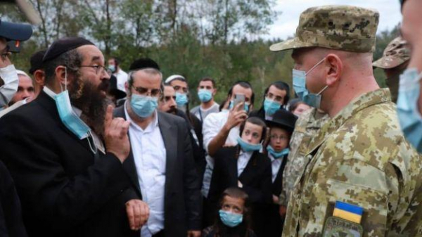 Тысячи хасидов застряли на границе Украины с Беларусью. Традиционное паломничество под угрозой из-за коронавируса