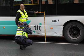 ФОТО: водитель въехавшей в автобус машины скрылся с места ДТП
