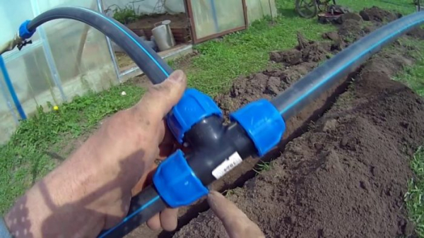 Хорошая подготовка прокладки водопроводной трубы в земле – нужный результат