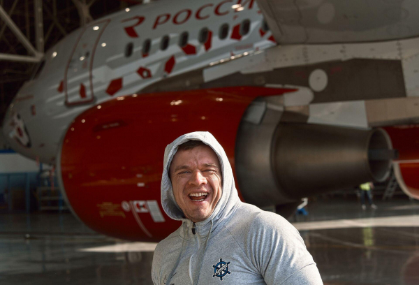 В Петербурге экстремал установил рекорд, протащив самолет весом 43 тонны