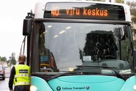 ФОТО: водитель въехавшей в автобус машины скрылся с места ДТП
