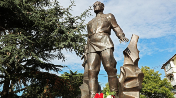 Памятник лётчику Амет-Хану Султану установлен в Симферополе