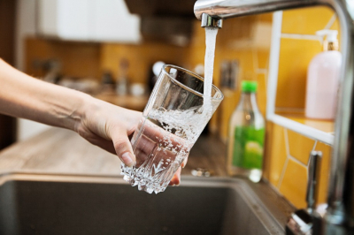 Можно ли пить воду из-под крана? Какая вода безопасна для питья?