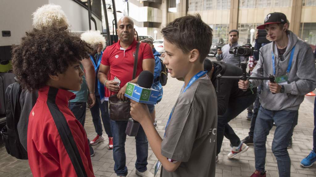 Детей научат современной журналистике в международном онлайн-лагере «Футбола для дружбы»