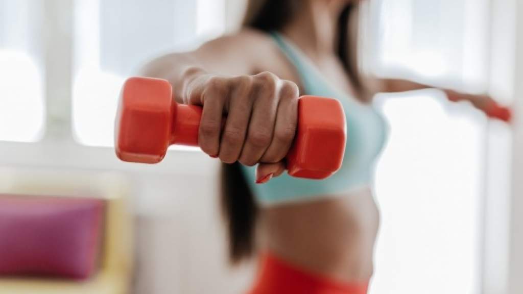 Как тренироваться дома с фитнес-резинкой? Упражнения на всё тело от фитнес-тренера, видео