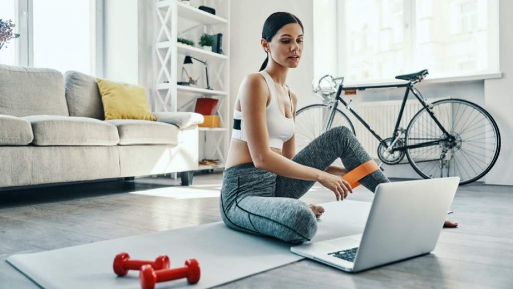 Как тренироваться дома с фитнес-резинкой? Упражнения на всё тело от фитнес-тренера, видео