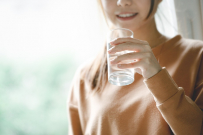 Можно ли пить воду во время еды? За и против. Мнение врача
