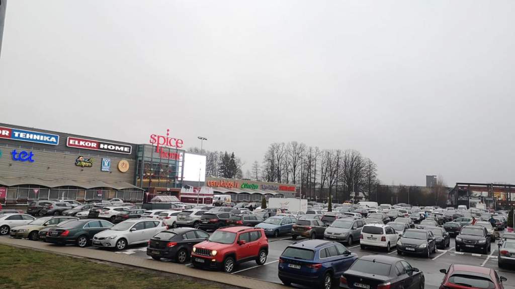 ФОТО: Кариньш интегрировал всех – латыши и русские повсюду толпятся в магазинах