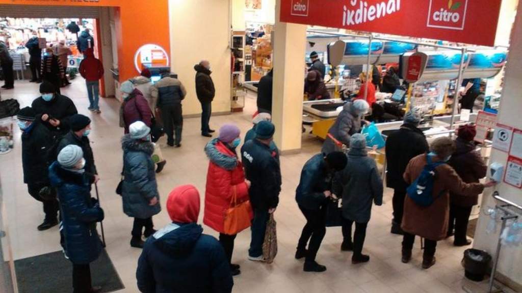 ФОТО: Кариньш интегрировал всех – латыши и русские повсюду толпятся в магазинах