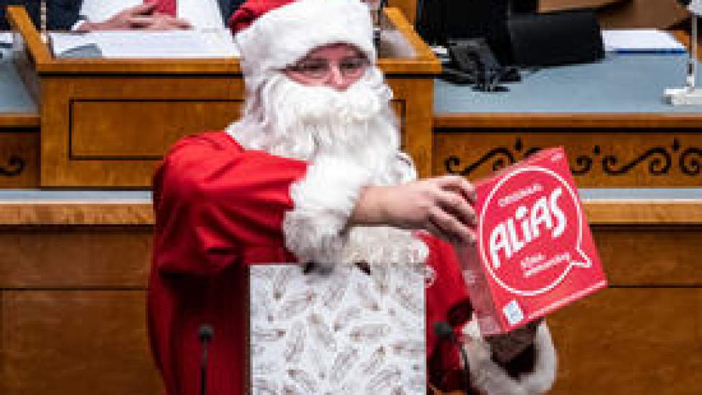 ФОТО, ВИДЕО: Дед Мороз вручил подарки депутатам Рийгикогу
