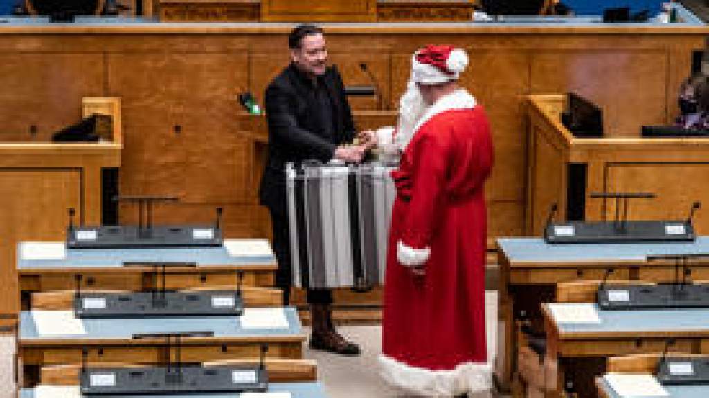 ФОТО, ВИДЕО: Дед Мороз вручил подарки депутатам Рийгикогу
