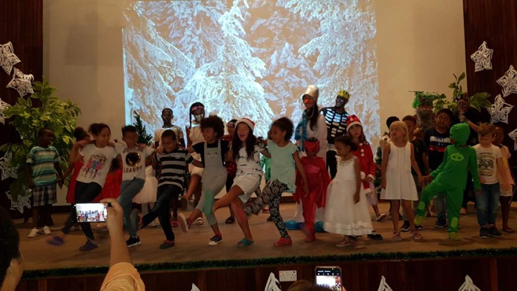  Герои русских сказок поздравили с Новым годом детей в Танзании