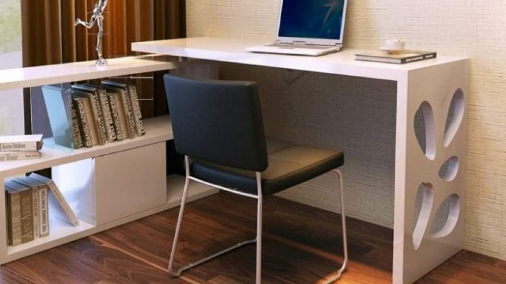 Письменный стол из мебельного щита