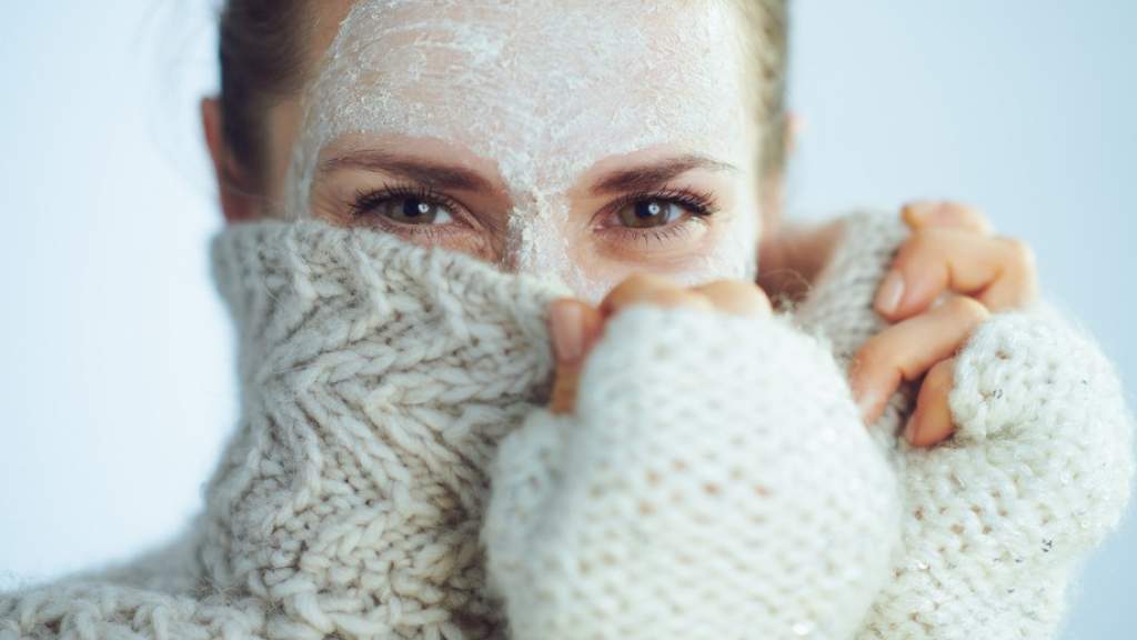 Как ухаживать за кожей лица и тела в холодное время года? Правила заботы о коже зимой. Мнение дерматолога