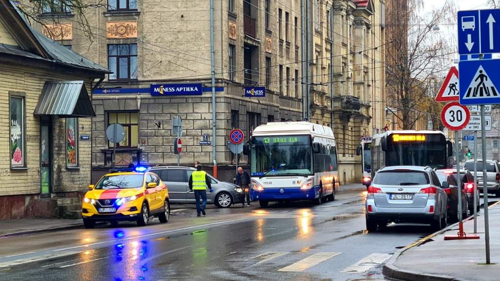 Очевидец: сколько можно массово бить автобусы Rīgas satiksme? (+ ФОТО)