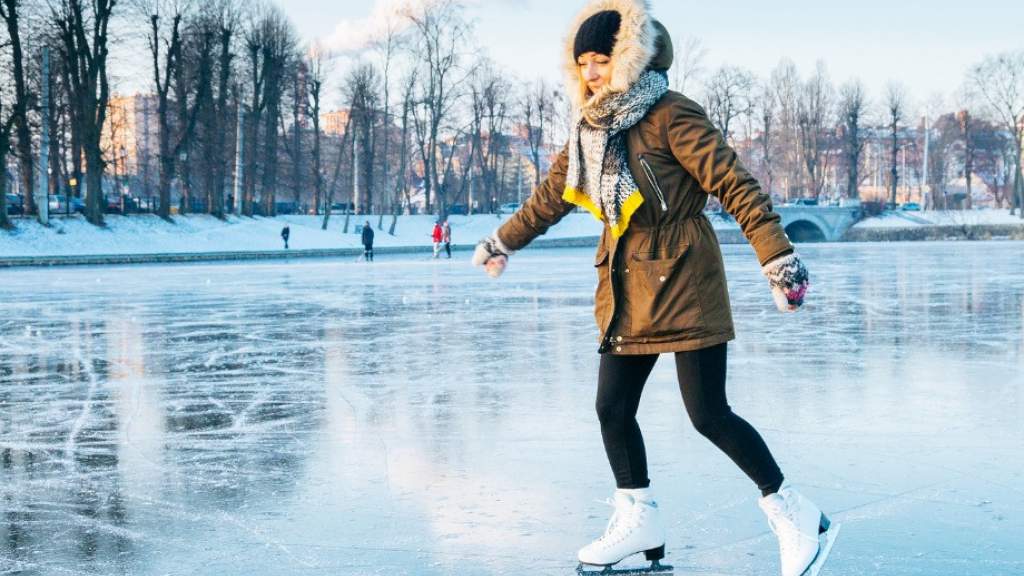 Почему стоит чаще кататься на коньках? Плюсы и минусы зимнего вида спорта