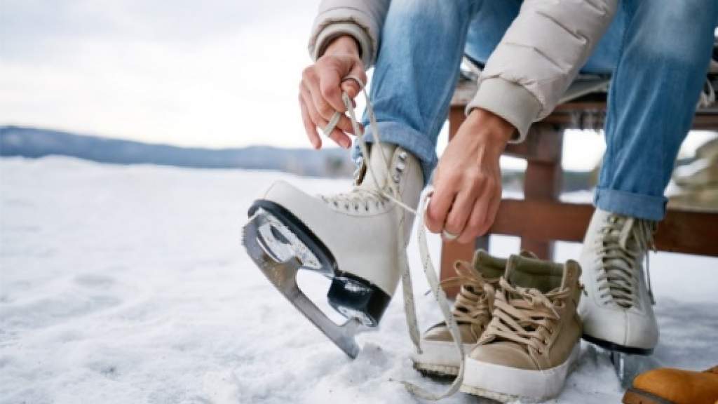 Почему стоит чаще кататься на коньках? Плюсы и минусы зимнего вида спорта