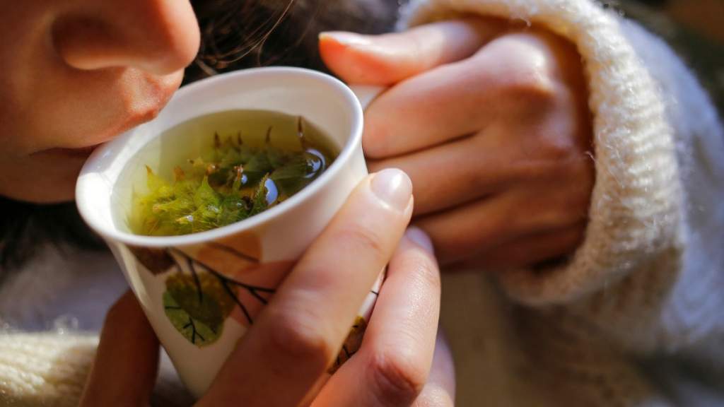 Правда ли, что чай с шалфеем и имбирь помогают от коронавируса? Мнение врача