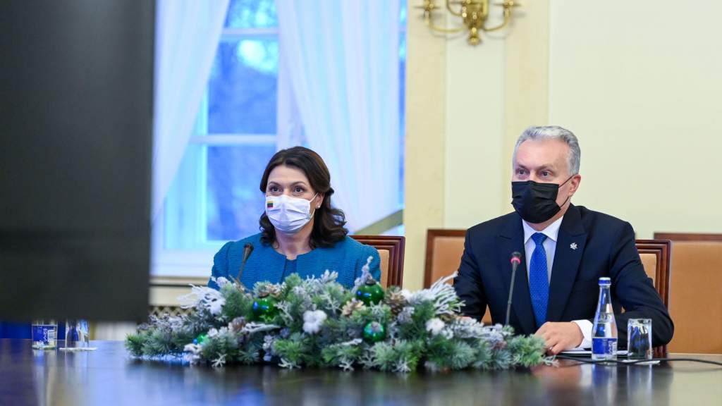 Президент Литвы пообещал первыми вакцинировать от COVID-19 пожилых