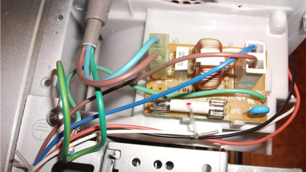 Замена свч. Предохранитель микроволновки LG 800вт. Микроволновка самсунг провода внутри. Шнур сетевой на СВЧ-печи самсунг.