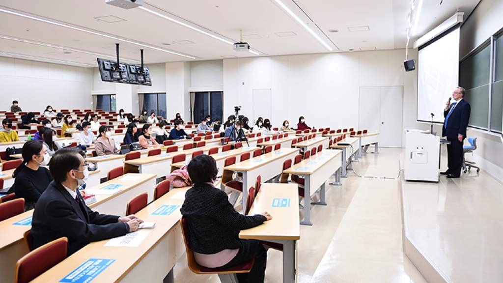 Российский посол в Японии выступил с лекцией в токийском Университете Сока