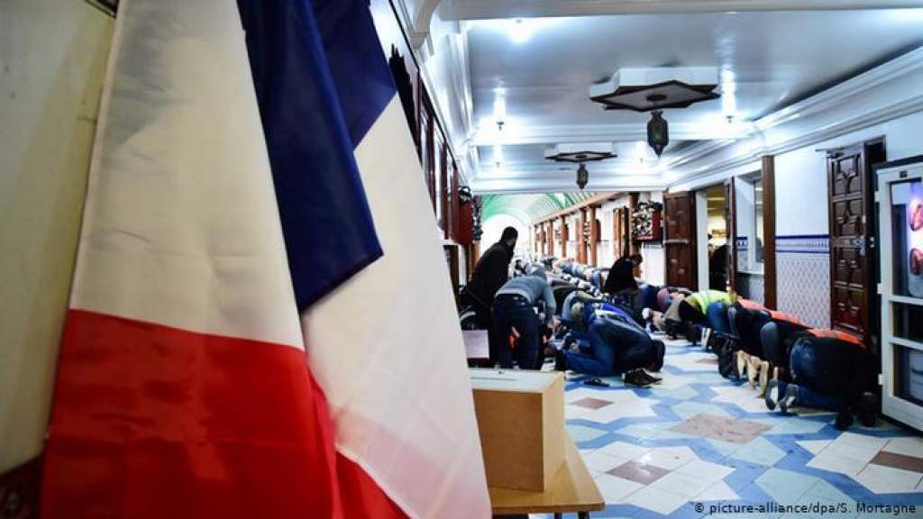Запрет на справки о девственности: как Франция борется с исламизмом