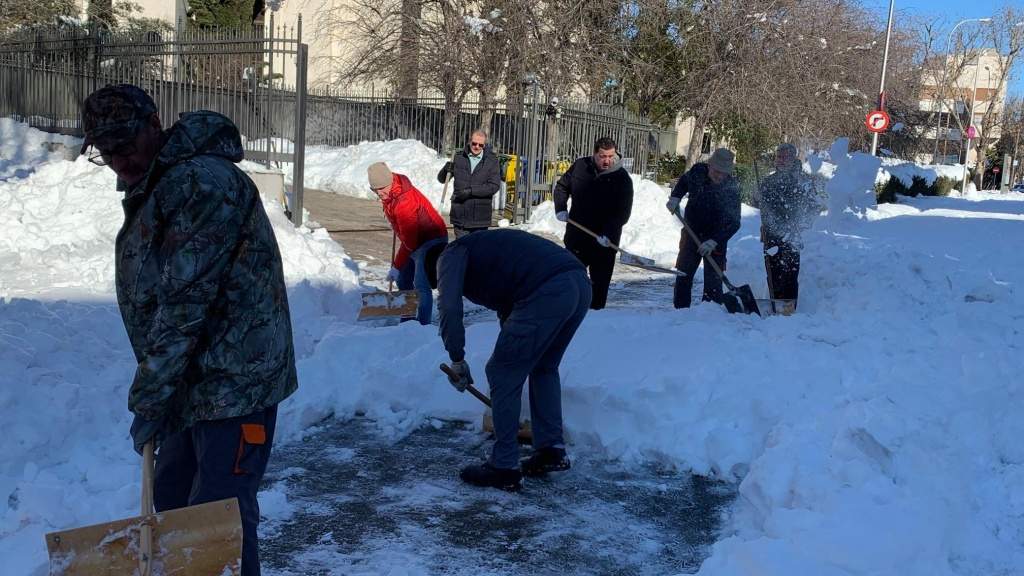 Российские дипломаты в Мадриде взялись за лопаты, чтобы убрать снег