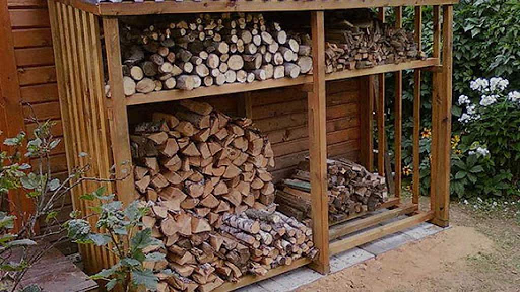Как построить на даче дровяник своими руками?