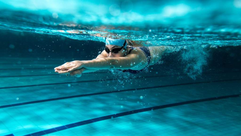 Как избавиться от ощущения сухости кожи после занятия в бассейне? Опасна ли хлорка в бассейне?