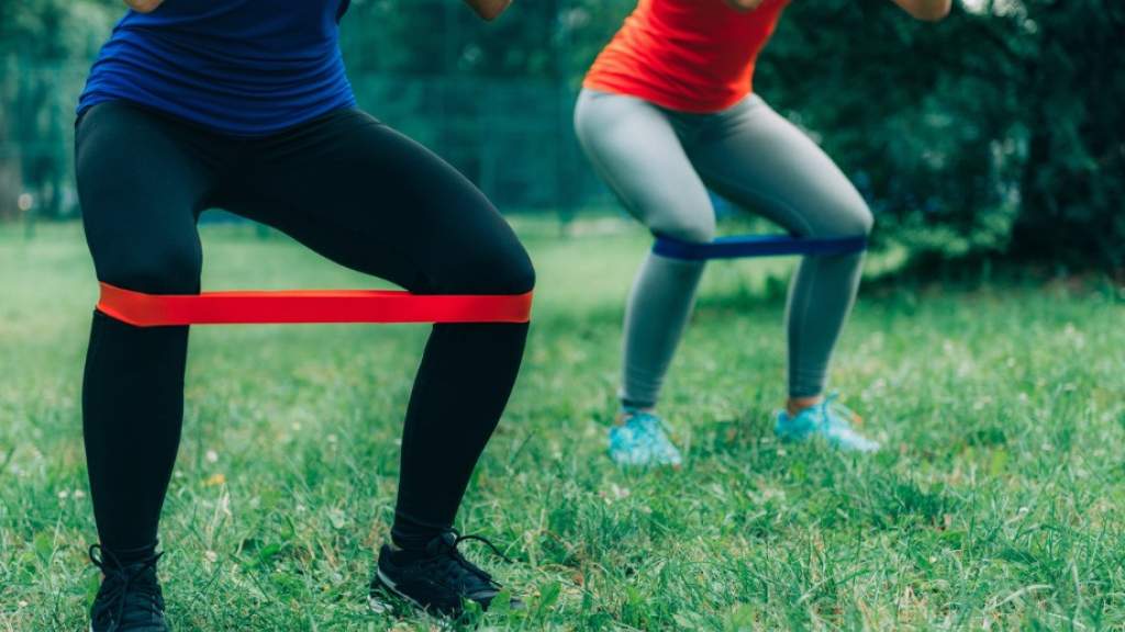 Как выбрать жёсткость фитнес-резинки? Какой амортизатор для тренировок лучше выбрать?