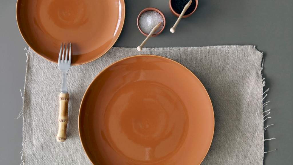 Какой формы и каково цвета должны быть тарелки, чтобы подавить аппетит?
