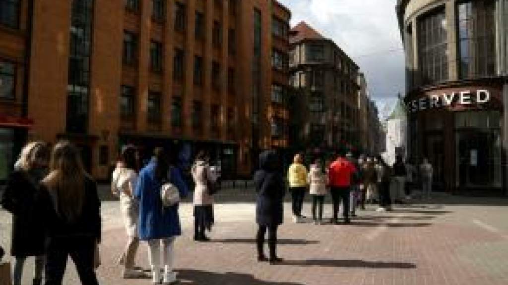 ФОТО: латвийцы выстраиваются в огромные очереди, чтобы вновь закупиться одеждой