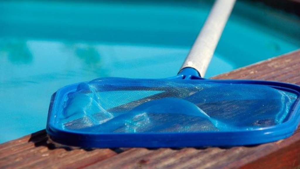 Как собрать осадок со дна бассейна без пылесоса в домашних условиях