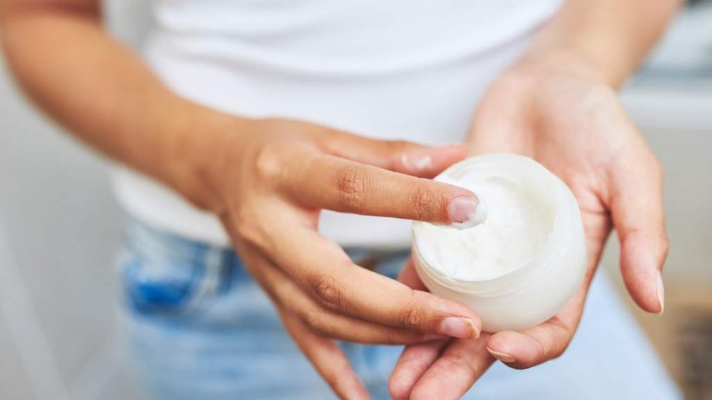Почему кожа теряет тонус: помогают ли кремы, масла и скрабы, какие витамины нужны для красивой кожи?