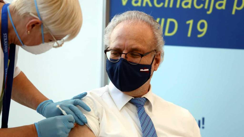 Вакцинация в странах Балтии: латвийцы все неохотнее идут на прививки