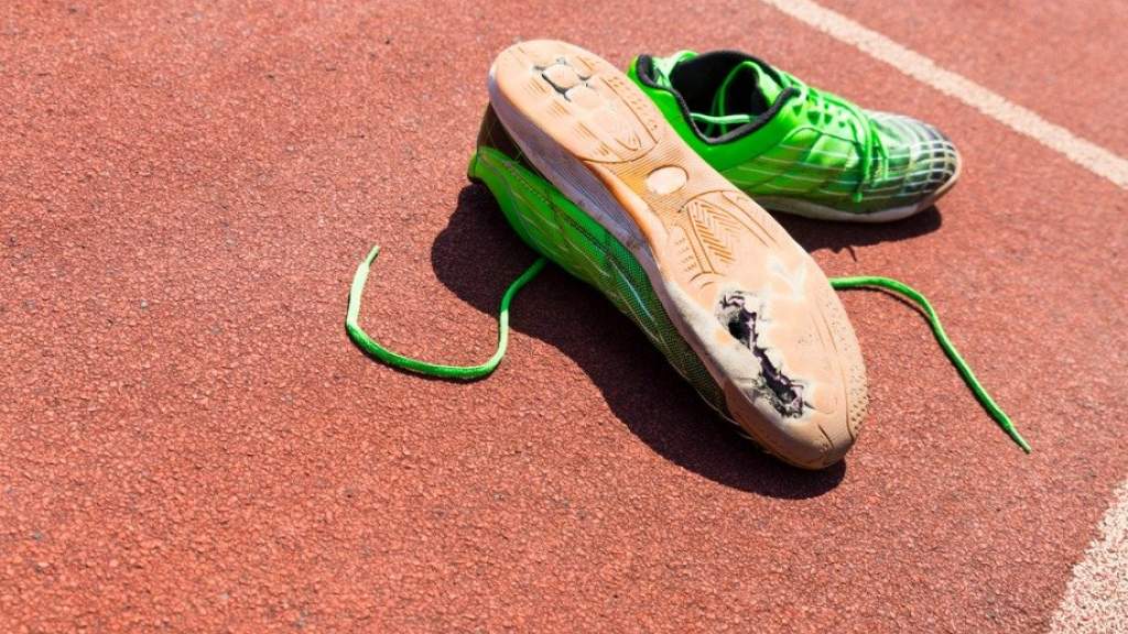 Как и куда сдать старую спортивную обувь: переработка, благотворительность