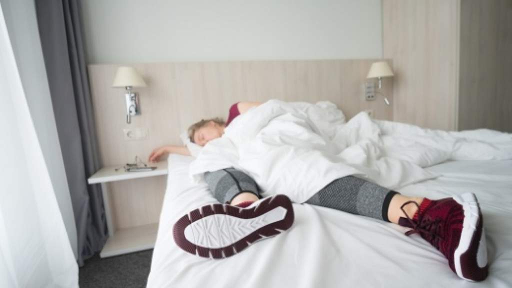 Какие упражнения можно делать лёжа, 5 упражнений для утренней зарядки в кровати