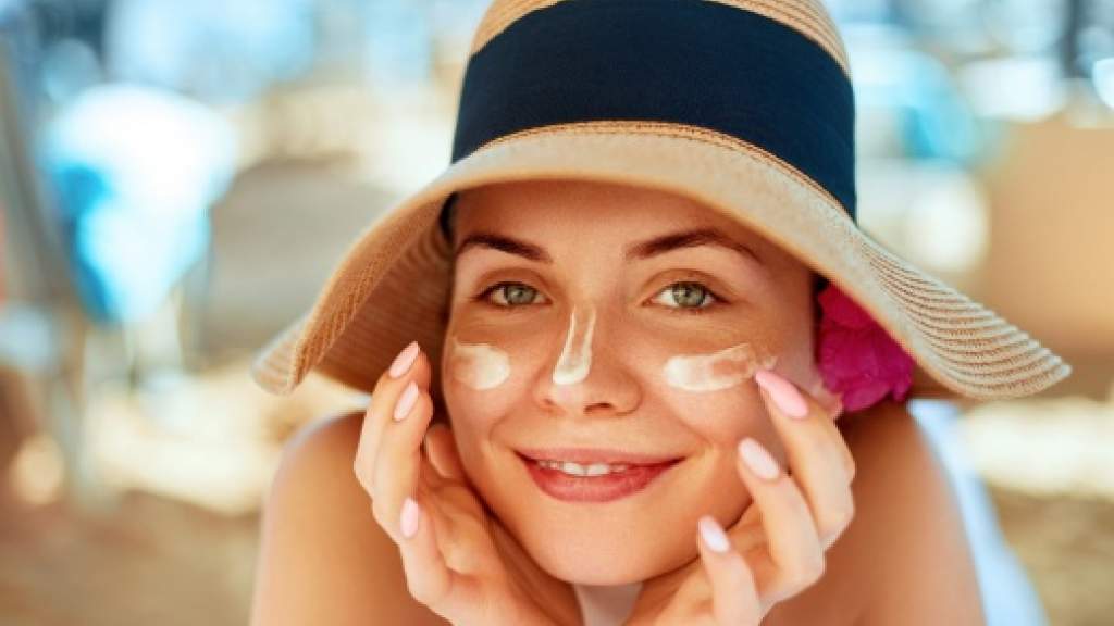 Обязательно ли пользоваться солнцезащитным кремом, как ухаживать за кожей летом?