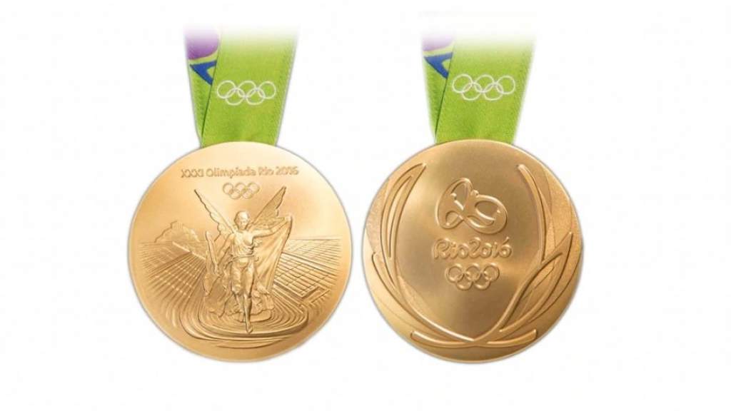 Первую золотую медаль на олимпийских играх. Олимпийская медаль Рио 2016. Олимпийская медаль Токио 2020. Золотая Олимпийская медаль Токио. Золотая Олимпийская медаль 2020.
